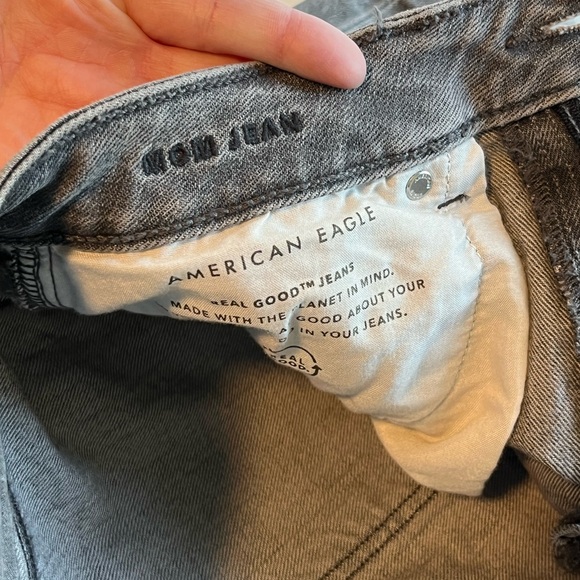 American Eagle Ripped Mom Jean in Smoked Gray 6 - Picture 13 of 16